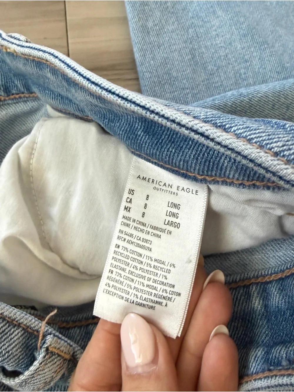 American Eagle Mom Jean Light Wash Distressed Denim Jeans Women’s Size 8 Long - Picture 7 of 9